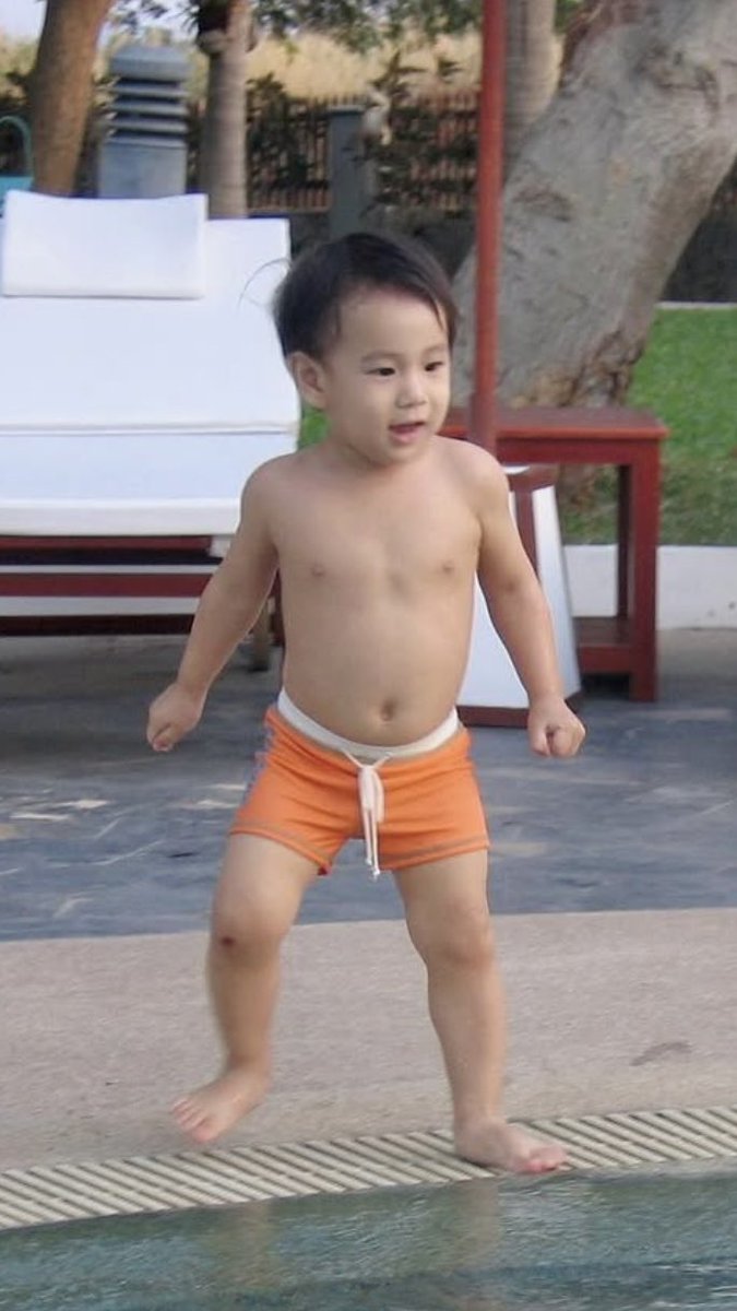 whalepunqler's tweet photo. เอนดูน้อ พี่เพิ่มอยากเล่นน้ำพี่เพิ่มว่ายน้ำเป็นฮะ เด็กสมัยนี้เขาเก่งกันจริง ๆ อายุสามขวบว่ายน้ำเป็นแล้ว ไม่กัวน้ำเลย วิ่งเข้าหาท่าเดียว หลานยายเก่งเหมือนพ่อพ่อเขาไม่มีผิด🥺 https://t.co/l3A6hv4hFc