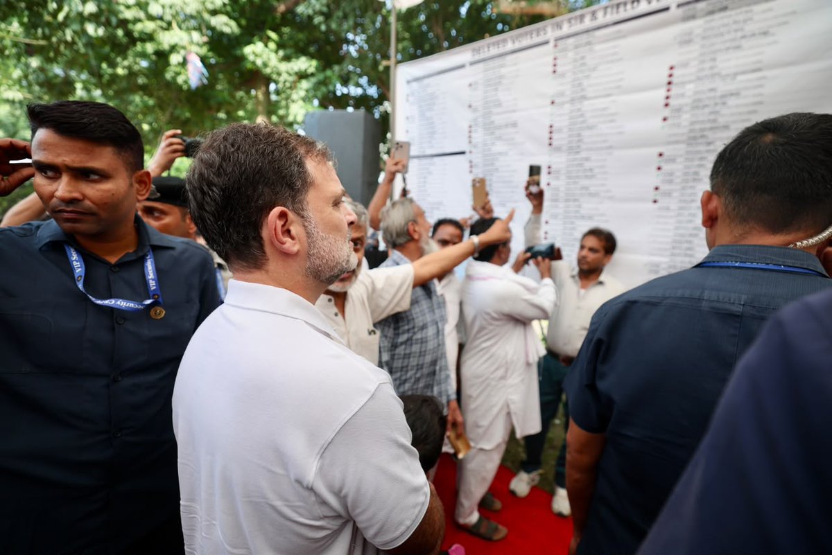 INCIndia's tweet photo. नेता विपक्ष श्री @RahulGandhi ने 'जन सुनवाई' में शामिल होकर लोगों की समस्याएं सुनीं।

ज्ञानेश कुमार फर्जी तरीके से वोटर लिस्ट से लोगों के नाम काटकर 'वोट चोरी' को अंजाम दे रहे हैं-जो देशद्रोह है।   

हम मिलकर इस अन्याय के खिलाफ आवाज उठाएंगे, जनता के वोट का अधिकार बचाएंगे। 

📍 त्रिलोकपुरी, दिल्ली