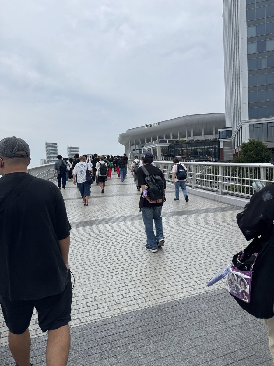 Kurushoslp9's tweet photo. 我希望看二偶的都能有个认知这群人本质披着地偶的皮提供连三偶都不如的服务，大量营销用于营造皮套和人设。很可惜屏幕饭小邦迷并不理解😄。阿拉蕾这次灾难性营业只能是咎由自取，但是我觉得大伙应该也吸取教训明白二偶的本质是什么，少花点钱去小活动/talk，去大场收个垃圾票听个响才是真理 https://t.co/tEHcLZ94Q8