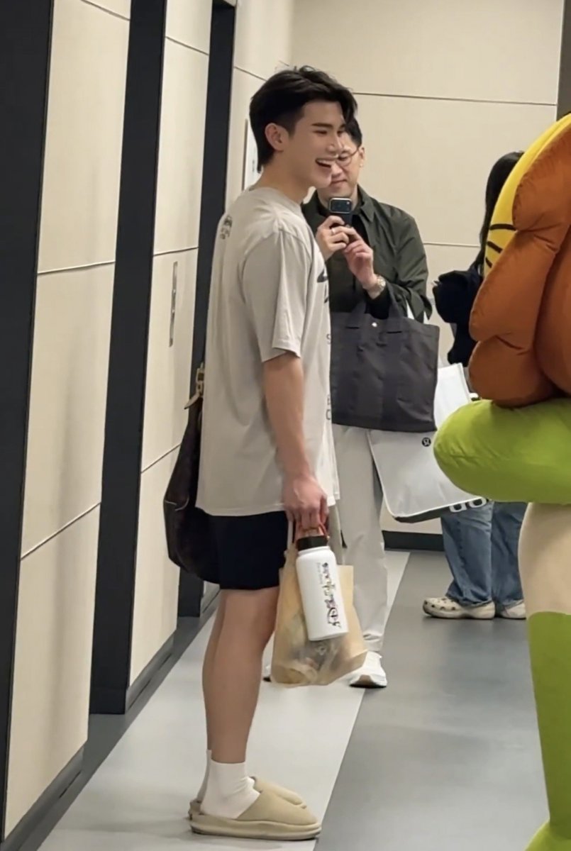 Army_Ivy24's tweet photo. This is so funny, yesterday i saw some fans buying same pink tumbler as fourth to match with him and today fourth changed his bottle 😂😂😂😂😂 why fourth😂😂😂

#Fourthnattawat https://t.co/V9ywPN72Y4