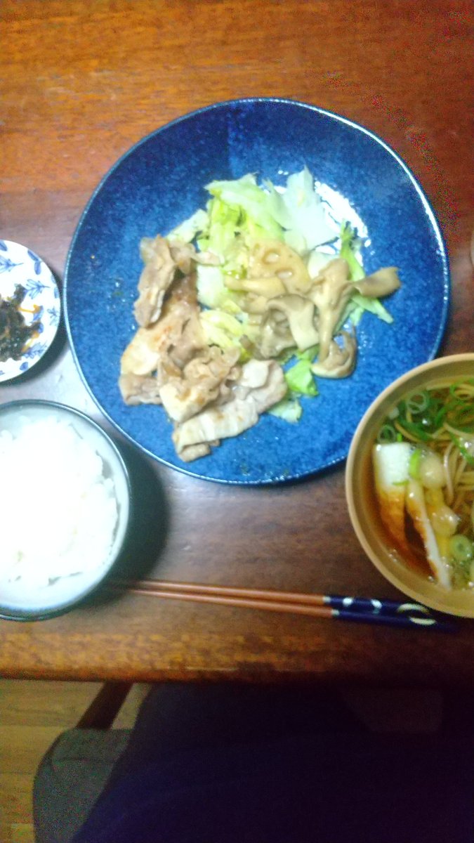 yamato3mountain's tweet photo. 夕食 豚肉の生姜焼き 茸のソテー レタス ミニそば しらすときくらげの佃煮 ごはん並 https://t.co/ykpyCK7TaJ