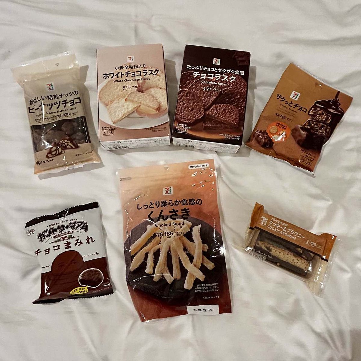 haru4tale's tweet photo. たぬき！たぬき！たぬき！
日本！日本！日本！
たぬき団、応答せよ〜！！
チョコ大好きな韓国人が、
日本でチョコよりハマったもの。
それは、なんとイカ！！

日本旅行で食べた「くんさき」が忘れられない！
甘じょっぱくて、柔らかくて、手が止まらない！
もちろん、ブリュレアイスもチョコラスクもアルフォートも最高だった！

そこで日本のたぬき団にお願い！

日本人が本当にリピ買いする
コンビニのお菓子を1つだけ教えて！
次の日本旅行で買ってみたい！

おすすめがある人、集合〜！！
たぬき団、応答せよ〜！！