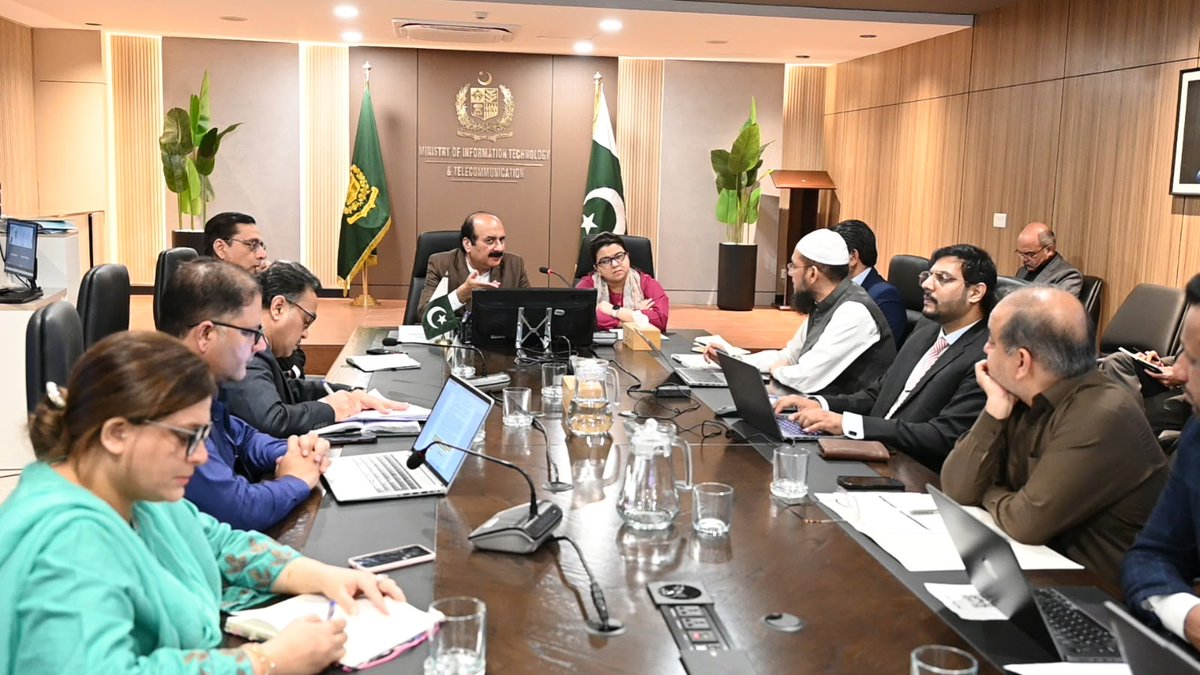 PMsYouthProgram's tweet photo. Chairman Rana Mashhood &amp; Federal Minister for IT Shaza Fatima Khawaja co-chaired a meeting to discuss internet connectivity devices under the PM’s Chromebook Scheme. 
The meeting focused on ensuring digital access &amp; connectivity to support students' educational journey.

 #PMYP https://t.co/NBEerE1U3M