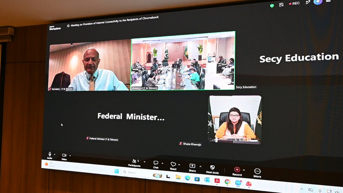 PMsYouthProgram's tweet photo. Chairman Rana Mashhood &amp; Federal Minister for IT Shaza Fatima Khawaja co-chaired a meeting to discuss internet connectivity devices under the PM’s Chromebook Scheme. 
The meeting focused on ensuring digital access &amp; connectivity to support students' educational journey.

 #PMYP https://t.co/NBEerE1U3M