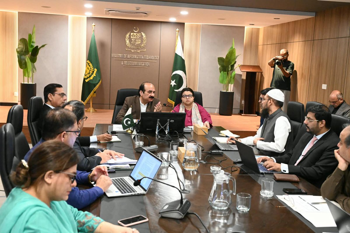 PMsYouthProgram's tweet photo. Chairman Rana Mashhood &amp; Federal Minister for IT Shaza Fatima Khawaja co-chaired a meeting to discuss internet connectivity devices under the PM’s Chromebook Scheme. 
The meeting focused on ensuring digital access &amp; connectivity to support students' educational journey.

 #PMYP https://t.co/NBEerE1U3M