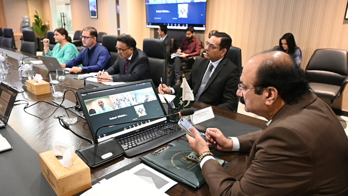 PMsYouthProgram's tweet photo. Chairman Rana Mashhood &amp; Federal Minister for IT Shaza Fatima Khawaja co-chaired a meeting to discuss internet connectivity devices under the PM’s Chromebook Scheme. 
The meeting focused on ensuring digital access &amp; connectivity to support students' educational journey.

 #PMYP https://t.co/NBEerE1U3M