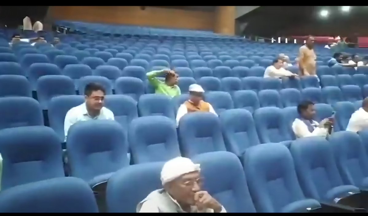 AshokShrivasta6's tweet photo. खड़गे जी ने बिहार में प्रधानमंत्री नरेन्द्र मोदी को पिता को अपशब्द बोलते हुए अपनी ही पार्टी के कार्यकर्ता को पिटवा दिया।
पर खगड़े जी का कुंठित होना, गुस्सा होना स्वाभाविक है। वो पार्टी के राष्ट्रीय अध्यक्ष हैं पर पार्टी उनकी ही सभा के लिये 200 लोग भी नहीं जुटा पा रही। तस्वीरें देखिए जिस हाल में खड़े जी की सभा चल रही है वहां कुर्सियां खाली पड़ी हैं।