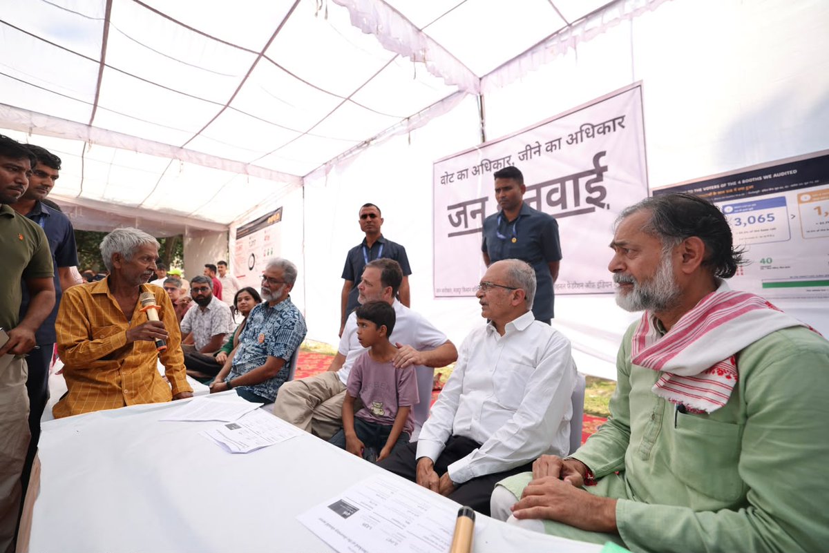 INCIndia's tweet photo. नेता विपक्ष श्री @RahulGandhi ने 'जन सुनवाई' में शामिल होकर लोगों की समस्याएं सुनीं।

ज्ञानेश कुमार फर्जी तरीके से वोटर लिस्ट से लोगों के नाम काटकर 'वोट चोरी' को अंजाम दे रहे हैं-जो देशद्रोह है।   

हम मिलकर इस अन्याय के खिलाफ आवाज उठाएंगे, जनता के वोट का अधिकार बचाएंगे। 

📍 त्रिलोकपुरी, दिल्ली