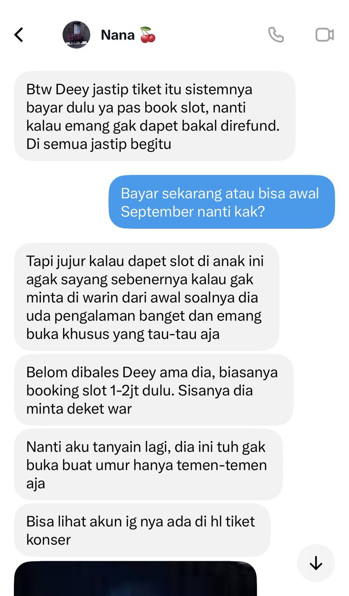 sundeeybean's tweet photo. Judulnya: Tuhan menyelamatkan aku dari scam Nana spring_cherry27 (menertawakan kebloonan diri sendiri)

Jadi awalnya aku ada rencana nonton Bigbang Jakarta karena tahun depan kepingin pulang lagi ke Indonesia. Karena aku inget dia ini duta menafkahi cowo kpopnya ya aku tanya jasa war yang trusted. Singkatnya dia kasihlah satu akun IG yang katanya temen dia udah lama dan sering bantuin war tiket konser.

Si Nana ini bilang fee jastipnya itu sekitar 3juta untuk tiket yang aku mau, dan kalau mau jastip di temennya ini harus bayar fee booking slotnya. Kalau ditotal dari fee sampai harga tiketnya bisa kurang lebih 13juta. Dan saat ini aku percaya aja karena emang ngga pernah ada pikiran macem-macem ke orang. Dan dari sini obrolan pindah ke IG.

Karena saat itu aku juga lagi mudik kedua kali tahun ini dan jalan-jalan sama para sepupuku jadi pengeluaran setiap hari itu lumayan gede. Terus pas aku mau transfer ada masalah dengan bank dimana wise aku ngga bisa transfer nominal besar, nominal kecil bisa (tenang ygy saldo atmku ril no fekfekkk 🤣). Akhirnya aku transfer dengan nominal kecil setiap harinya dari bank Denmark aku ke bank Indonesia aku.

Puncaknya kenapa aku bisa batalin jastip di Nana ini karena aku cerita ke suami kalau aku jastip tiket konser Bigbang di Jkt sama dia. Suamiku jawab kurang lebih “loh aku ada hadiah buat kamu sebelum proses xxxxxx”, lalu aku kasih tauin lah ke si Nana ini kalau ternyata suamiku sudah ada plan lain jadi aku mau batalin aja. Karena nggak enak, suamiku bilang untuk bayar fee booking slot aja. Yaudah aku bayar aja 1,5juta ke rekening yang si Nana share ke aku.

Sekarang pikiran negativenya, kalau si Nana nonton konser Bigbang Jakarta dengan harga termurah bisa jadi setengah harga tiketnya gw yang bayarin itu wkwkwkwkwkwkwkwkwkwkw