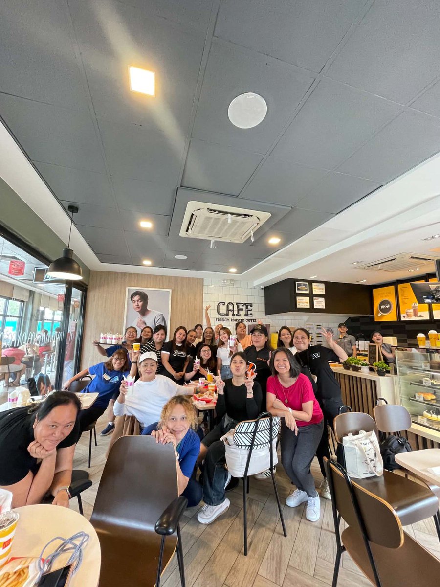 yourbaddiecapri's tweet photo. Blood makes us related, but screaming over the same idol and sharing our happiness with each other make us family. 💙

@aldenrichards02 @ATeamCommunity

Baka #TheALDENEffect yan! 💙
#ALDENRichards 
ALDENxLegacy OfGoodness https://t.co/su5hdhm4vT