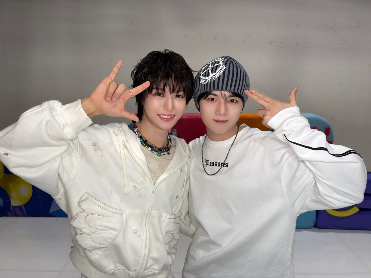 KO1KEYZofficial's tweet photo. [📱]

‘KO1KEYZ'(Korean ver.)
w/ #YUHZ #HYO さん
@yuhz_official

ありがとうございました🤟

TikTok ➡︎ https://t.co/8Zjsn05TPe
Shorts ➡︎ https://t.co/nwQMwn2oh4
Reels ➡︎ https://t.co/edOG2Hgc6w

#KO1KEYZ #ISSA
#코이키즈 https://t.co/EkxeL4cN4E