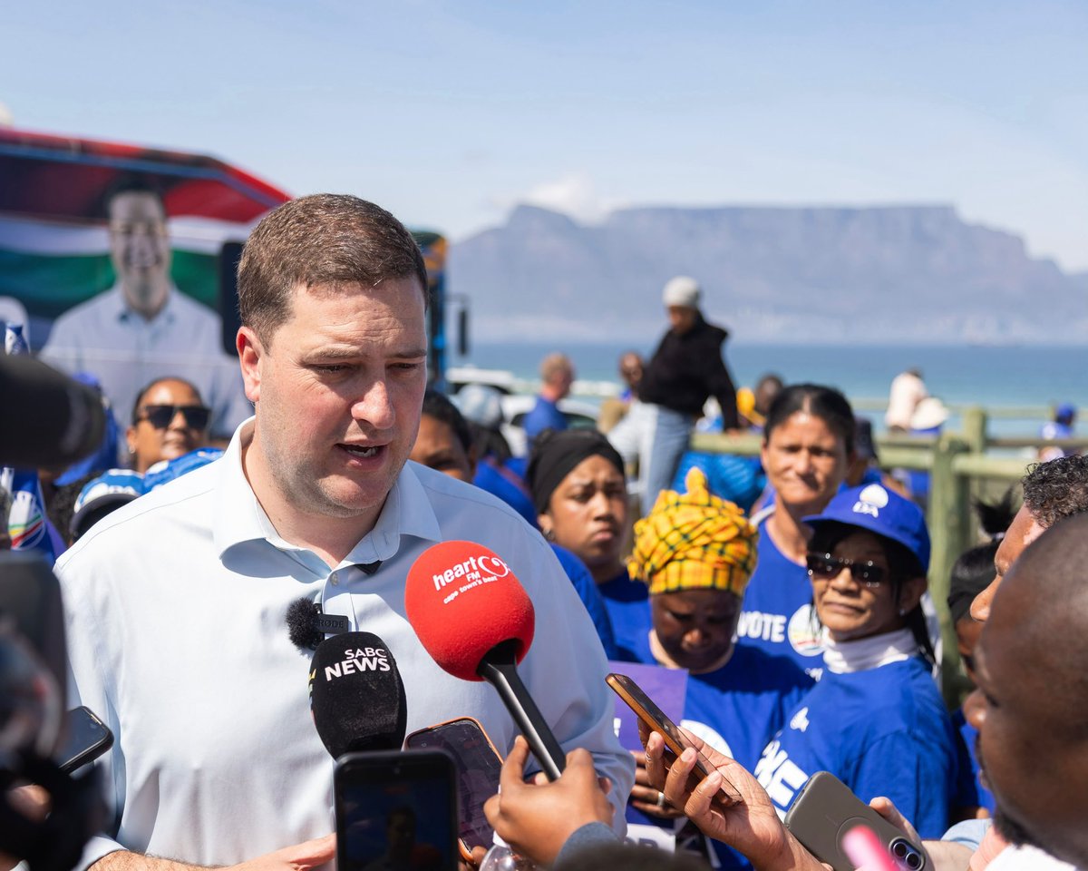 WesternCapeDA's tweet photo. You benefit from DA-led governance in Cape Town. Don't put it at risk by not voting.

Coalition chaos threatens our city's future. On 4 November, stand with us. 💙 https://t.co/FPy55ENHub