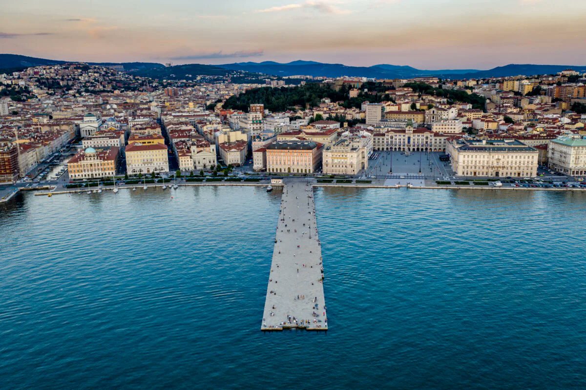 ForadeMapa's tweet photo. Onte en Trieste celebraron o 72 aniversario da integración da cidade en 🇮🇹.  

Trieste foi desputada pola Iugoslavia de Tito e 🇮🇹 ó rematar a IIGM, estiveron a piques de entrar en guerra por ela.  

Co fin de rebaixar as tensións a ONU estableceu o Territorio Libre de Trieste. https://t.co/iPRPqr8xlr