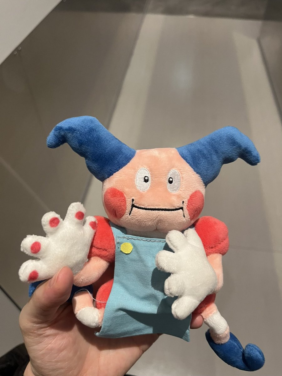 alcremie_Ruby's tweet photo. 【見つかりました😭✨】
甥っ子のバリヤードぬいが見つかりました😭✨
Xにて大変親切な方が現地を手当たり次第回ってくださって、THE YOKOHAMA FRONTに届けられているのを見つけて下さりました😭✨
駐車場〜NEWoManまでの道で落としていたようで、どなたかが拾ってビルに預けてくださったとのことでした！

その場で郵送手配までしてくださって…本当にありがとうございました😭✨

拾ってくださった方、THE YOKOHAMA FRONTの方、拡散してくださった皆様、見つかるよう祈ってくださった皆様、サトシママバリヤード風のエプロンを誉めてくださった方…
本当に本当にありがとうございました…！！

↓見つけてくださった方からのお写真です。掲載許可頂きました🙇‍♀️雨だったにも関わらず綺麗で元気そうで本当に良かったです😭✨