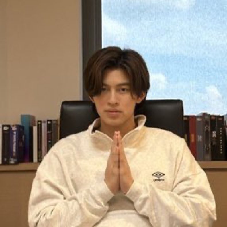 naraslay's tweet photo. if he only has one series, i hope for a good plot, script, writer, director, production house, good amazing co-stars, different genre, challenging role, better promotion and everything good for him that makes him even more successful AAMIIN🙏‼️

#GMMTV2027
#GMMTVNEXT 
#ppnaravit https://t.co/hXy2fvkJrl