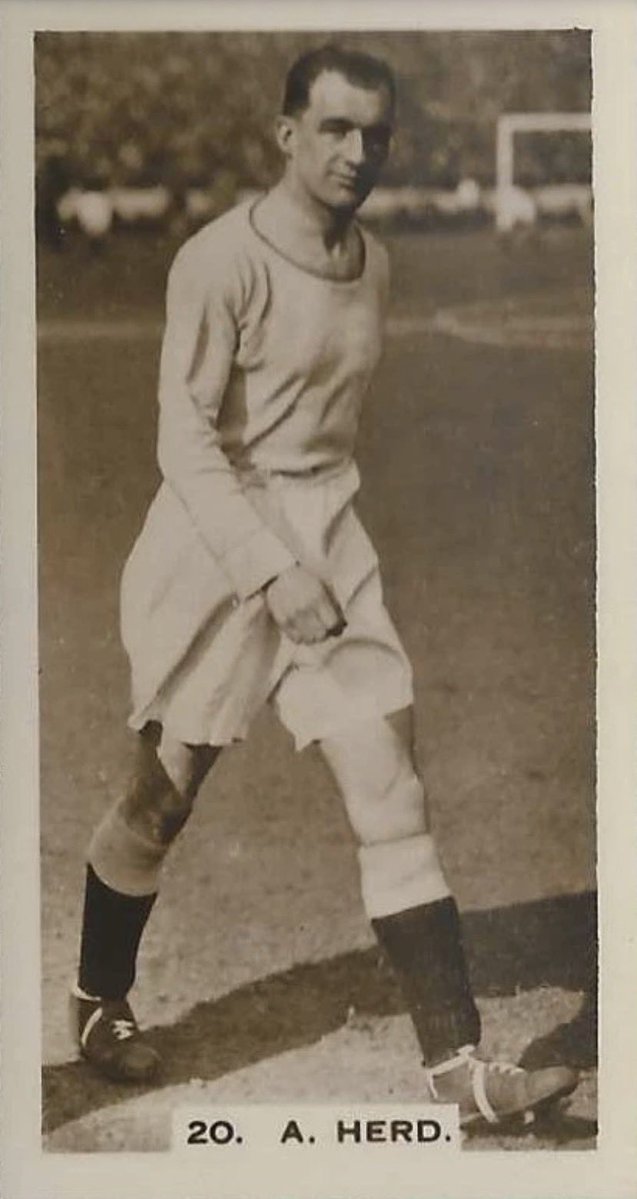 ManCityCards's tweet photo. Alec Herd of Manchester City on a Senior Service “Footballers in Action” Cigarette Card issued in 1935. The full 1934 FA Cup winning team featured in this set. https://t.co/btK8etiSIP