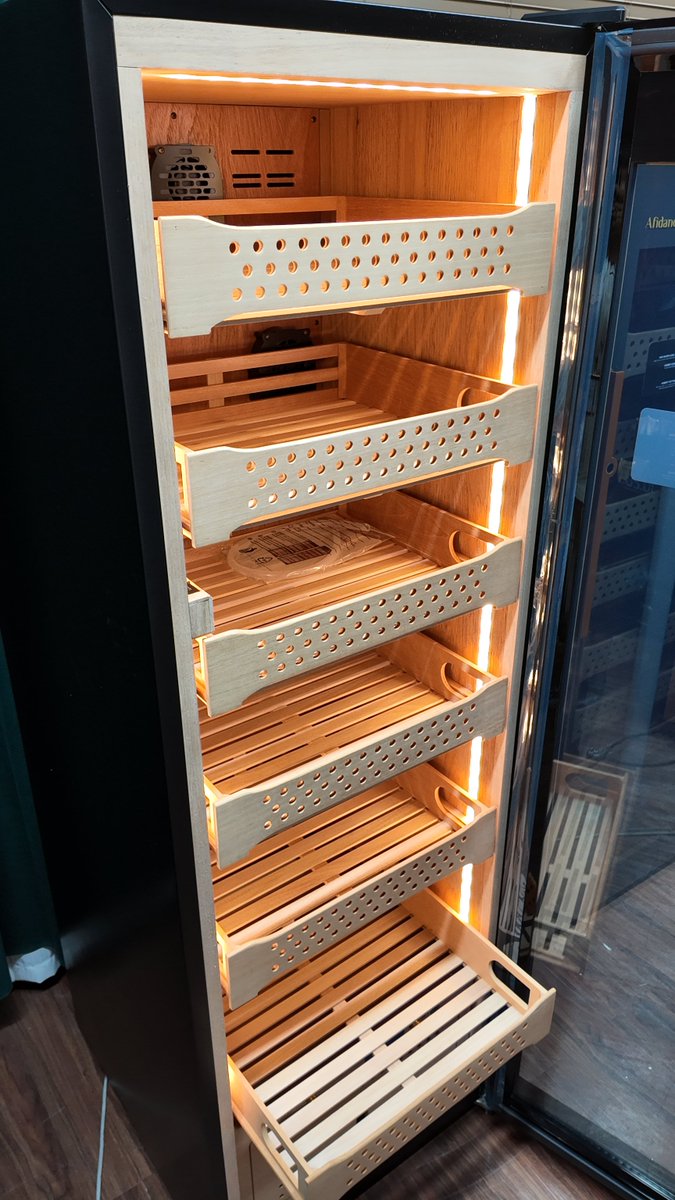 afidanoofficial's tweet photo. A clean look. A strong presence.
Meet the Afidano B8.✨
@afidanoshop
#Afidano #HumidorCabinet #afidanoshop #afidanohumidor #afidanohumidors #afidanoB8 #ProductDesign #LuxuryDesign #SpanishCedar #HumidityControl #PremiumHumidor #CigarDisplay #CigarLifestyle #CigarLife https://t.co/tOG2gAAxjh