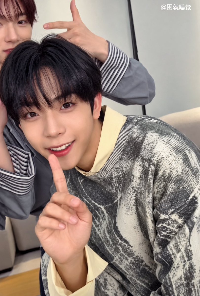 simdyql's tweet photo. 物料cut2 ！！！
萌物就这样萌翻所有人🥹
#A2OSOUL #SEOHA #서하 https://t.co/iHgVWAP5WG