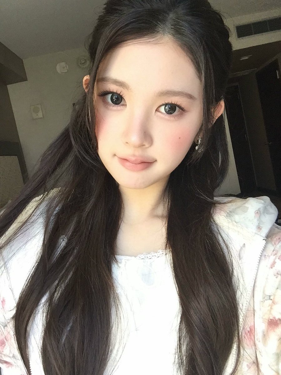Juhunfo's tweet photo. 진지하게 똑같은 사진 아닌가요 https://t.co/E7JGtfgIFk