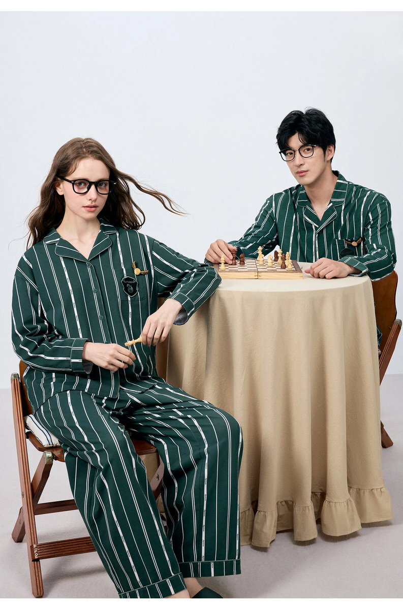 akiglobal_new's tweet photo. 🪄Harry Potter海外限定公式ライセンス
ホグワーツ四寮のストライプ柄長袖ルームウェアセット！

男女サイズ展開
便利なポケット付き
高級感のある立体刺繍
ソフトコットン×痛くない印字タグで抜群の着心地

魔法でお家時間を彩るリラックスウェア✨

▼詳細（送料無料）
https://t.co/84kc3M2NYJ https://t.co/otBrdwUdKp