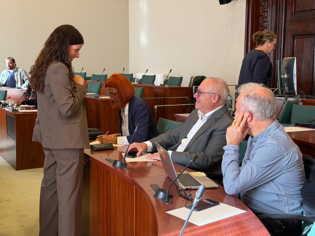 JuntsParlament's tweet photo. El diputat @LluisPuigGordi ja exerceix presencialment les seves funcions al @parlamentcat. 

Aquest matí, ha assistit a la Comissió de Peticions, acompanyat de la presidenta del grup parlamentari @mncsls, del portaveu @vadorverges i dels diputats de Junts a la Comissió. https://t.co/8Aln9XVdbv