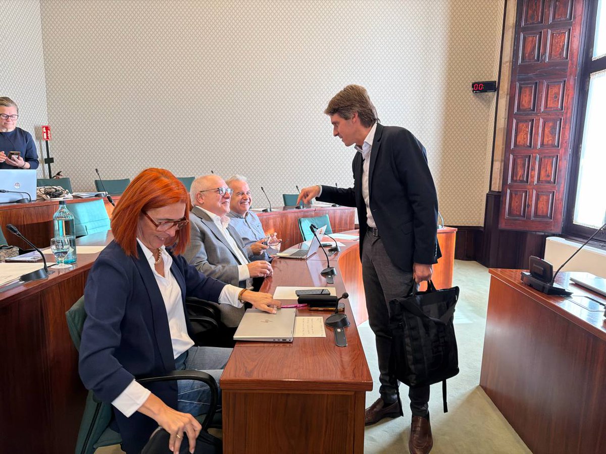 JuntsParlament's tweet photo. El diputat @LluisPuigGordi ja exerceix presencialment les seves funcions al @parlamentcat. 

Aquest matí, ha assistit a la Comissió de Peticions, acompanyat de la presidenta del grup parlamentari @mncsls, del portaveu @vadorverges i dels diputats de Junts a la Comissió. https://t.co/8Aln9XVdbv