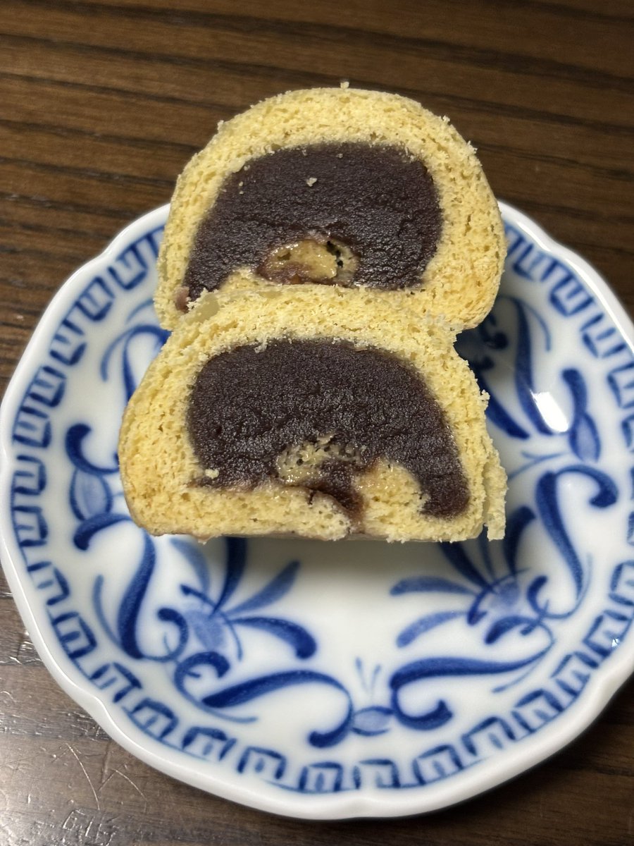 ippei_0801's tweet photo. 今日は実習で饅頭を作りました‼️
実は饅頭の生地に味噌が入ってます。ほんのりとみたらしのような甘じょっぱい生地とこし餡の相性が抜群でたまらない😋 https://t.co/hTWz2HAT9B