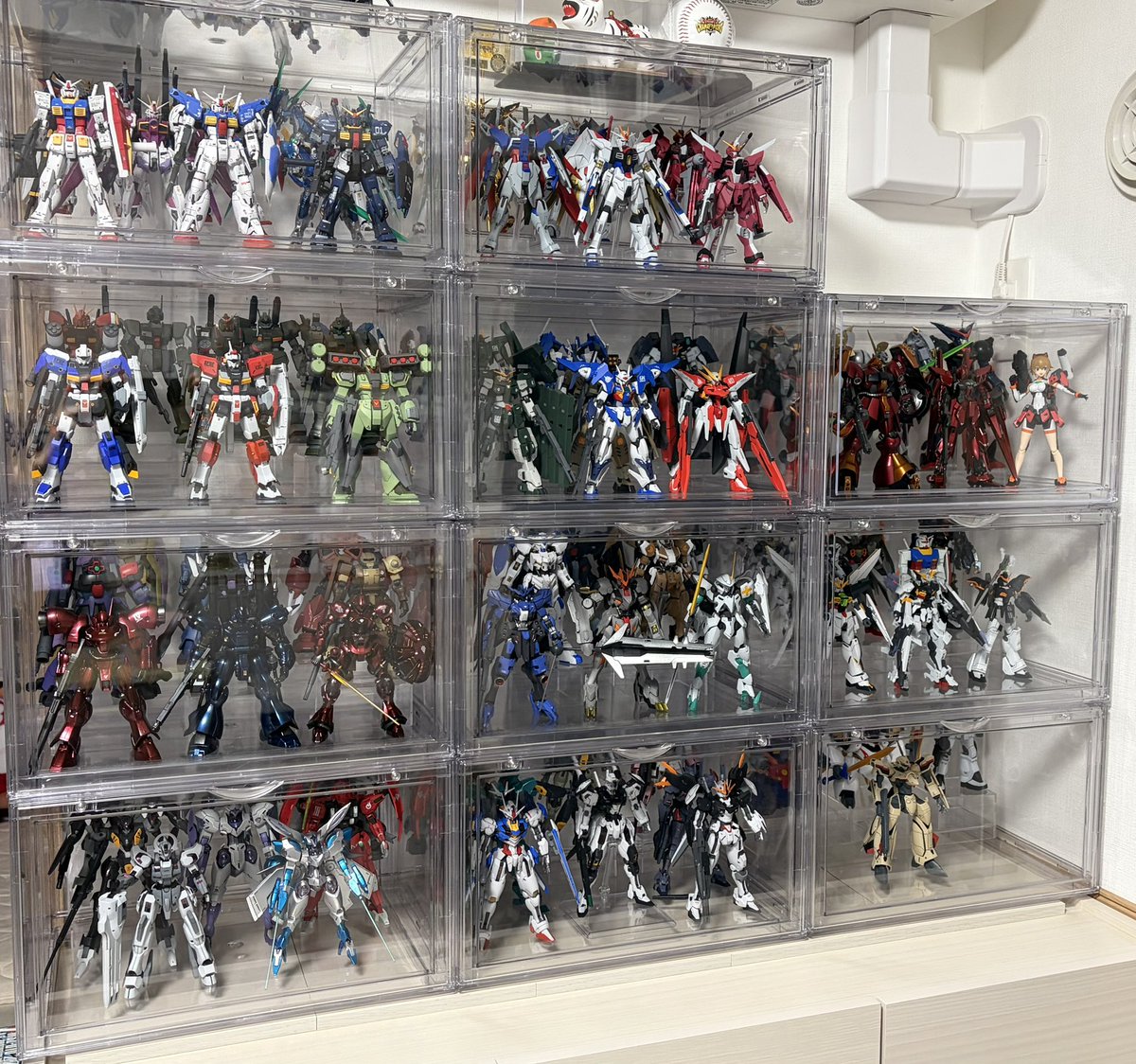 gunpla_kilili's tweet photo. プラモの棚が13個で足りなくなってきたので、ニトリの1490円のディスプレイケースを2個追加。

奥行きがないので横一列のみですが、高さがあるねでメッサー辺りはギリ入ります
＃ガンプラ
＃プラモデルライフ https://t.co/9q3hIjnwwo