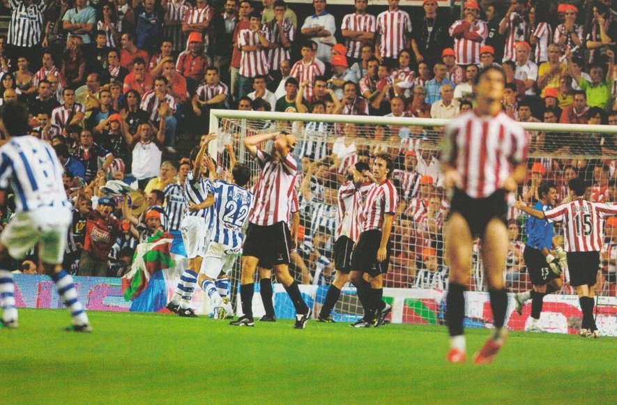RSF_ClassicPics's tweet photo. ⚽️ Gol de Mikel Aranburu en San Mamés (06/07). El azpeitiarra, que reaparecía en Liga 9 meses después de su grave lesión, igualó en los minutos finales el recordado gol de penalti por mano de Aduriz (1-1) #AthleticRealSociedad https://t.co/xke435W0OL