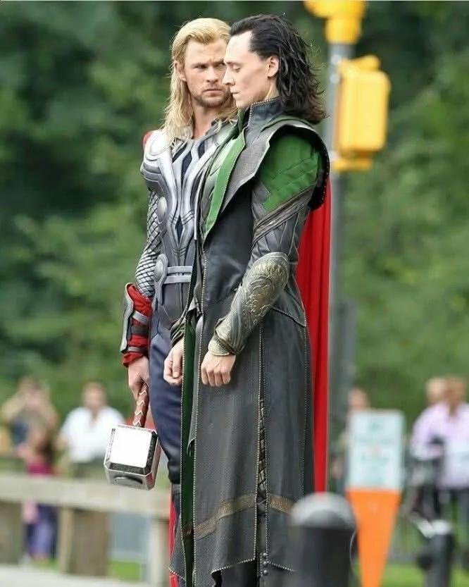 SceneinCinema's tweet photo. Choosing tall actors for gods is the best thing casting director can do. https://t.co/I2B9yUIQzs