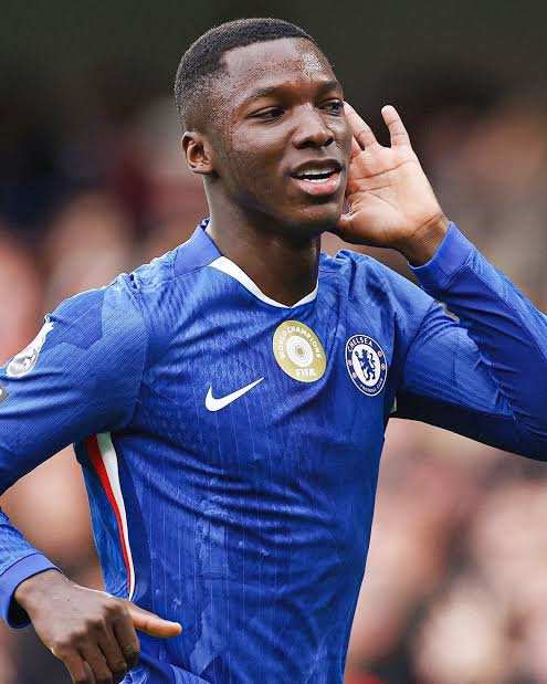 David_Ornside's tweet photo. 🚨𝗠𝗔𝗝𝗢𝗥 𝗕𝗥𝗘𝗔𝗞𝗜𝗡𝗚: Jose Mourinho wants Real Madrid to go ALL IN on Moises Caicedo this January or at the end of the season. 

The manager is an admirer of the Ecuadorian midfielder who has been impressive since joining Chelsea from Brighton. https://t.co/DMpykbJVO2