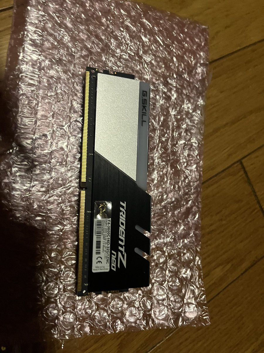 Licht_lyto's tweet photo. 発注かけたメモリが届く。
同じメーカー同じ型番。製造日は1月違う。
壊れたメモリと一枚だけ交換。

キチンと動くかドキドキ。ダメならバラでフリマ行き。
どの個体を選択するか？バイクだと身の危険に直結。写真判定の願力が磨かれる。 https://t.co/X7PQxobqO2