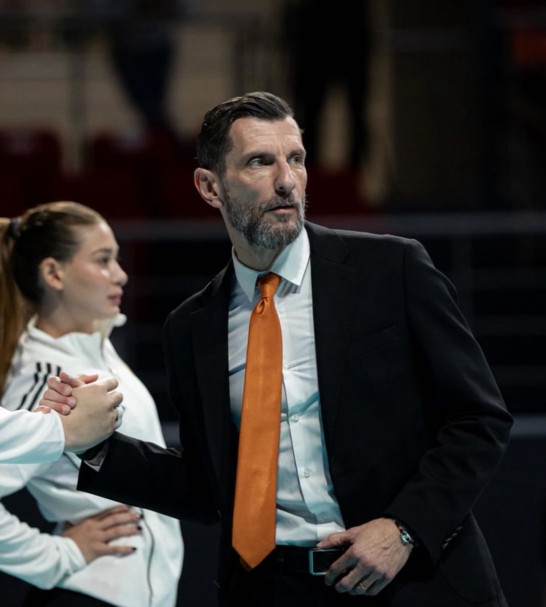 voleybolarti's tweet photo. Eczacıbaşı Peron’da sezona üç derbi mağlubiyetiyle başlayan Giulio Bregoli’nin durumu yeniden değerlendiriliyor.

Bregoli ile son bir hafta içerisinde bir dizi toplantı gerçekleştirildi. Onun yerine ilk aday ise Ferhat Akbaş. https://t.co/4zTArl3IsM