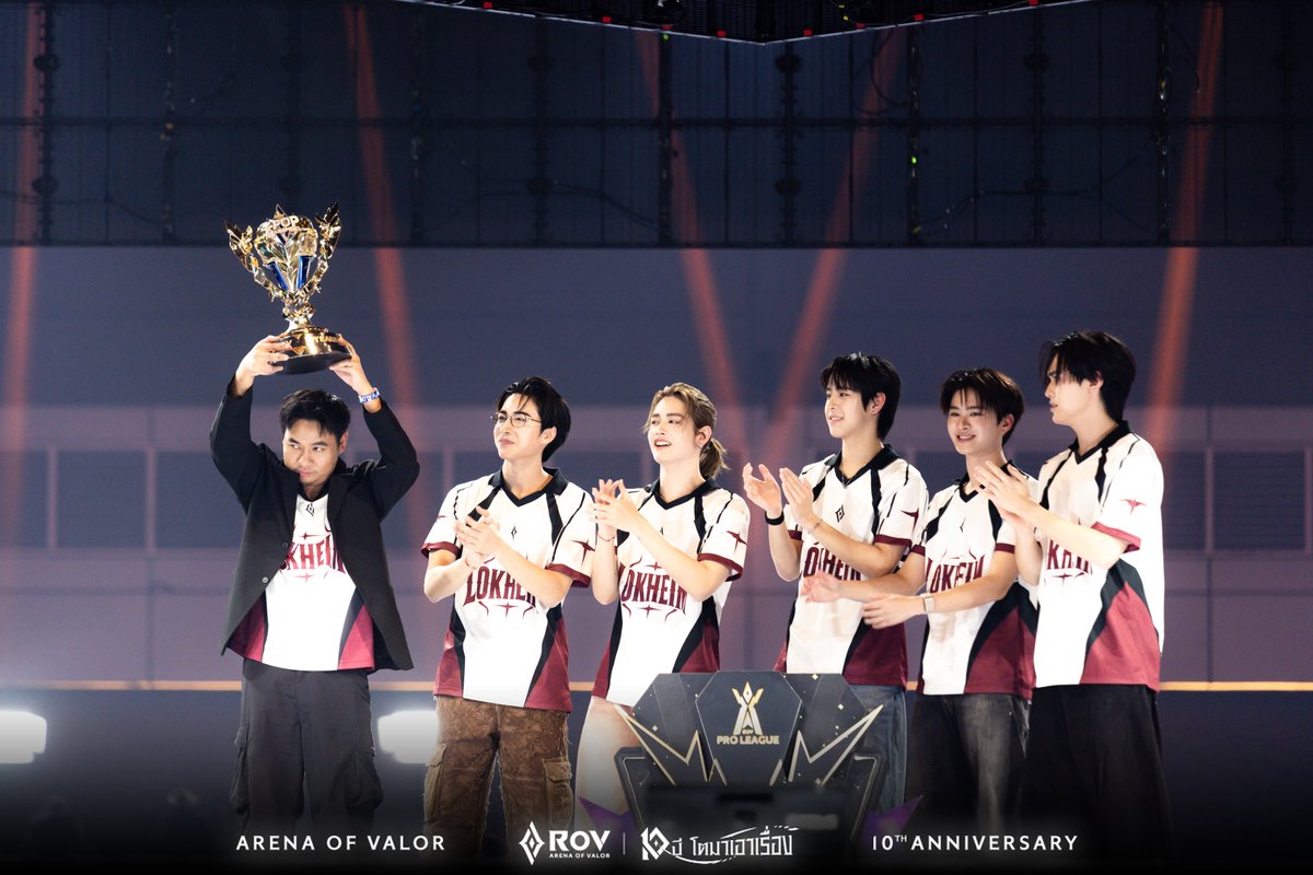 GarenaRoVTH's tweet photo. บรรยากาศความสนุกและประทับใจ RoV T-POP Tournament 🏆 
การแข่งขันของ 20 ไอดอล T-POP❤️ แล้วพบกันใหม่! 

#RoVTPOPTournament #RoV10ปี 
#RoV10ปีโตมาเอาเรื่อง #RoV #ArenaoftheDecade 
#TeamLOKHEIM #TeamNORMAN 
#TeamAFATA #TeamVEDA https://t.co/5pggZyJL4v