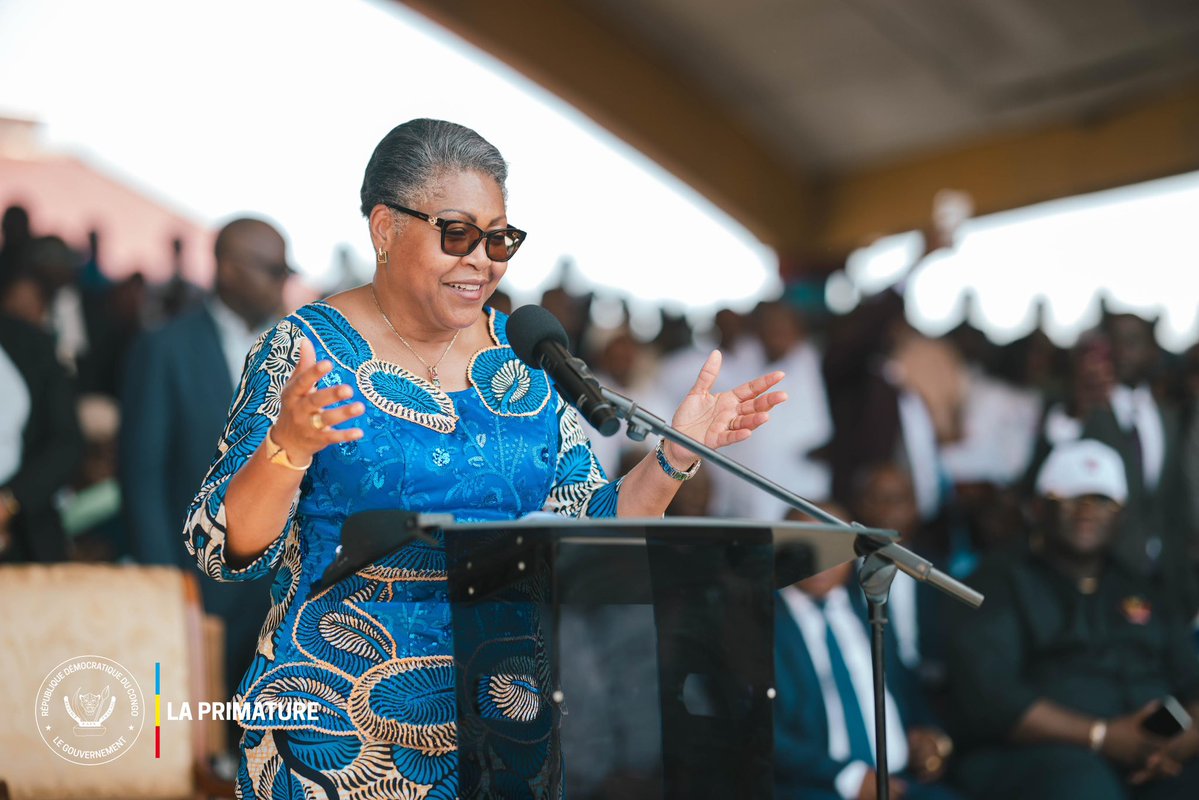 Tele_50's tweet photo. En mission à Kindu, la Première ministre Judith Suminwa Tuluka a annoncé plusieurs actions en faveur du développement du Maniema. 

Devant une population fortement mobilisée, la cheffe du gouvernement a notamment lancé symboliquement les travaux de réhabilitation de 6,5 kilomètres de l’avenue de l’Université, dans le cadre d’un programme de 50 kilomètres de voiries. 

Elle a également annoncé des initiatives pour désenclaver la province, relancer le projet de barrage de Lutshulukulu et soutenir l’entrepreneuriat. 

« Maniema n’est pas tombé et Maniema ne tombera jamais », a-t-elle déclaré, appelant à l’unité et à la défense de l’intégrité territoriale.
https://t.co/fsZW14xtux