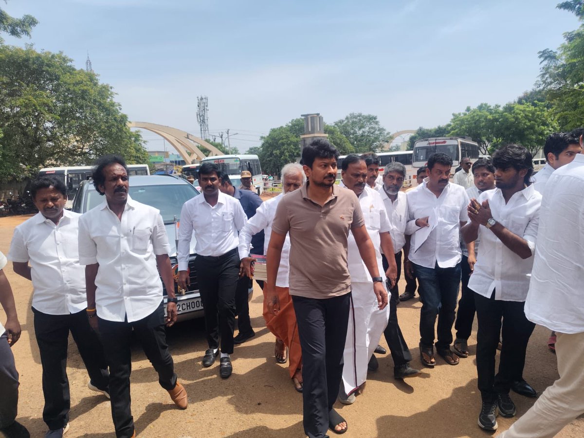 omjasvinMD's tweet photo. Amid questions over the delay and the rather perfunctory statement issued by LoP @Udhaystalin yesterday in support of his close friend @Anbil_Mahesh, and interpretations that the #DMK was distancing itself from the former minister, Udhayanidhi Stalin today visited him at Puzhal prison, signalling that the party is firmly standing behind him.