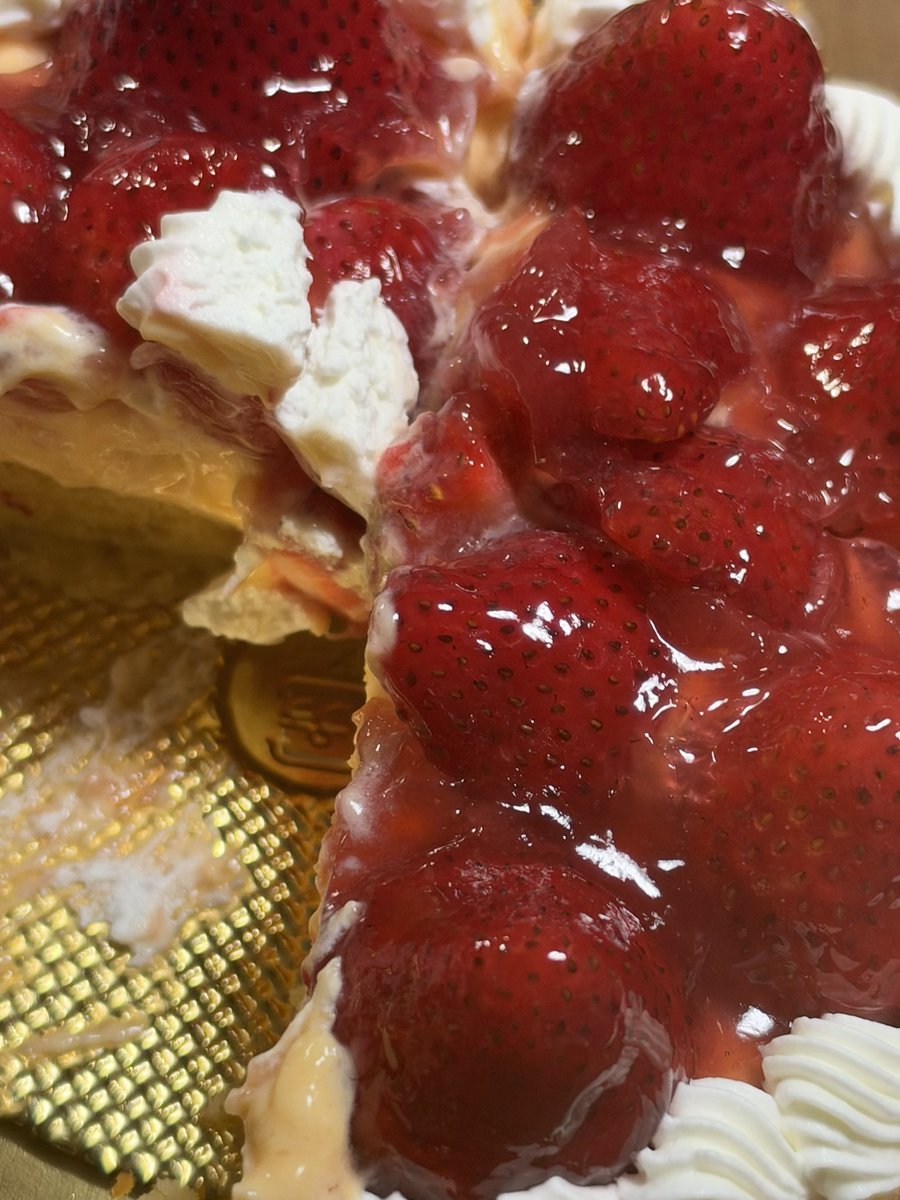 5i1ver__'s tweet photo. そういえばちょっと前誕生日でお祝いケーキはいちごのタルトでした🍓🍓りどくんととれぱいを思いながらたべました。 https://t.co/aLtTAsKKvr