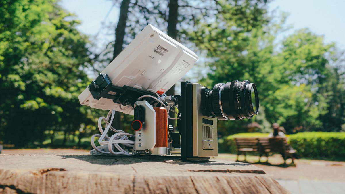 kamitabaphoto's tweet photo. 【実績解除】
BIFA（ブダペスト国際写真賞）にて、どこの家庭にもある「Panasonicのドアホン」で撮影した作品がHonorable Mentionを受賞しました。受賞部門は「Fine Art / Special Effects」です。世界初、ドアホンが世界へ羽ばたきました。

もちろん写真機として使いやすいようにドアホンにフルアーマー改造を施しているものの、親機・子機共に元のパーツをほぼそのまま（99%）使っています。

誤解されがちですが、これは決してふざけているわけではなく独自の「筆致」を求めた結果です。僕の独りよがりではなく、この作品が第三者にアートとして認められたのは大きいですね。

次はこういった写真をプリントとして手に取って頂けるよう（要は欲しがって頂けるように）、私的言語の共有を続けていきます。

・Camera: Panasonic VL-SVD505KF
・Lens: Carl Zeiss Jena Tessar 50mm F2.8
・Image title: After Monet