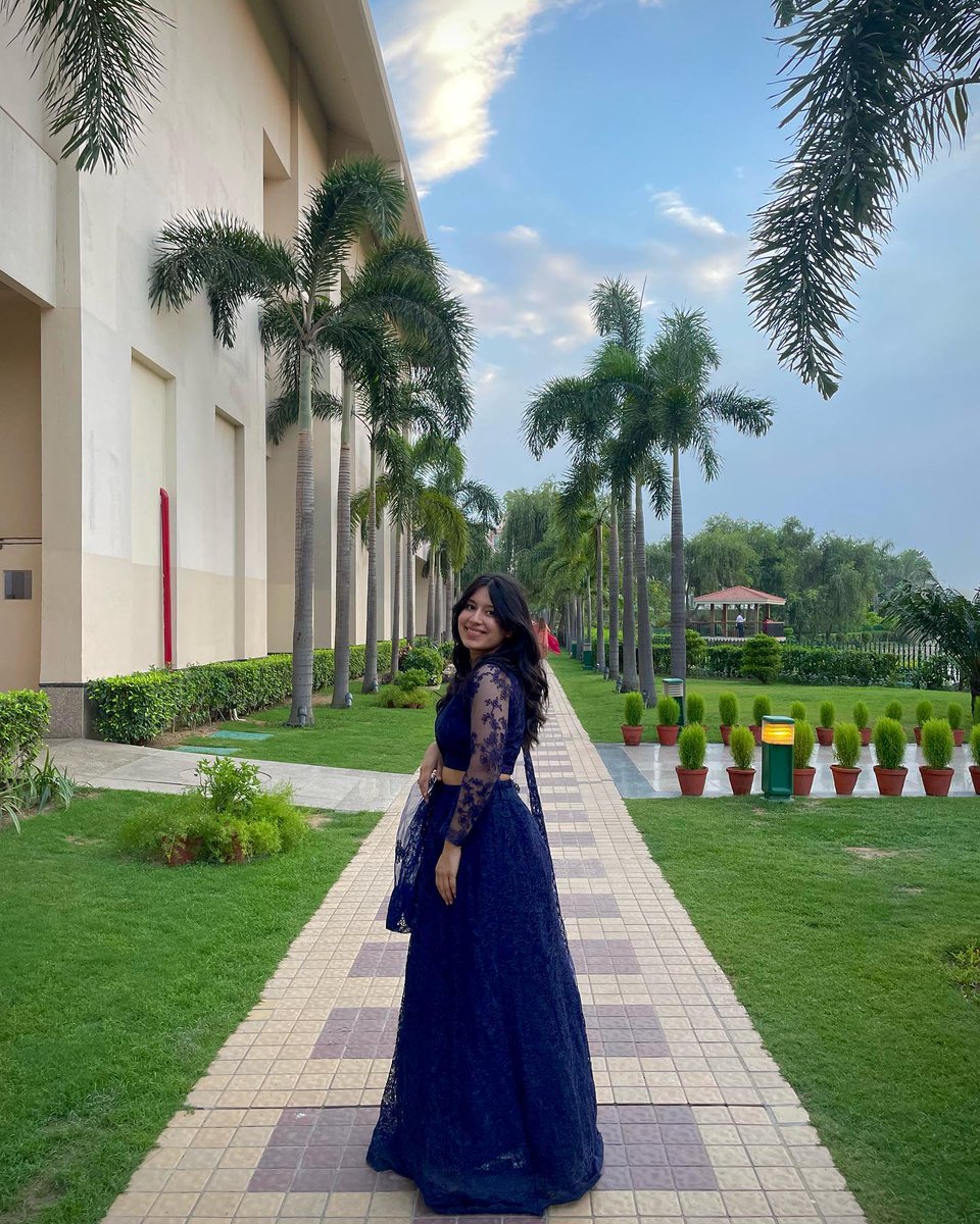 Pooja54213's tweet photo. Elegance in every step, surrounded by nature and timeless beauty 💙🌿✨ https://t.co/Bw0MbbEflH