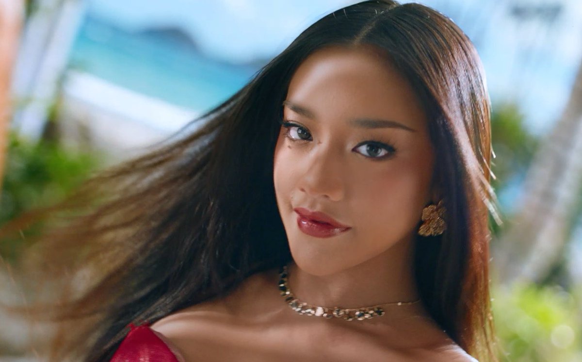 alien_tok's tweet photo. rambut terurai, makeup yang flawless, ditambah outfit merah yang stunning. perpaduannya cakep banget 😍 #nonaxShopee https://t.co/mNmZKudVkW