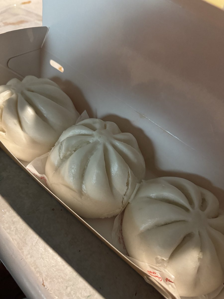 brunhildysx's tweet photo. rt and like this lucky siopao for good luck🍀🍀🍀 https://t.co/2FQCgPtSh9