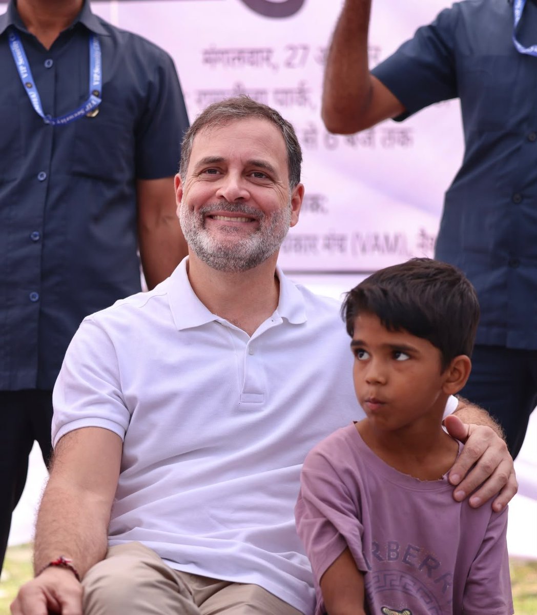 INCDelhi's tweet photo. नेता प्रतिपक्ष श्री @RahulGandhi ने आज दिल्ली के त्रिलोकपुरी में SIR के मुद्दे पर जन सुनवाई कार्यक्रम में भाग लिया। 

त्रिलोकपुरी में महज़ चार बूथ में ही 416 वोट काट दिए गए। राहुल गांधी जी ने उन सभी लोगों से मुलाक़ात की जिनका वोट काट दिया गया, जिनका सबसे मूल अधिकार छीन लिया गया। 

जब तक ज्ञानेश कुमार का इस्तीफ़ा नहीं हो जाता, जब तक सबका अधिकार वापस नहीं मिल जाता, हमारा संघर्ष जारी रहेगा।