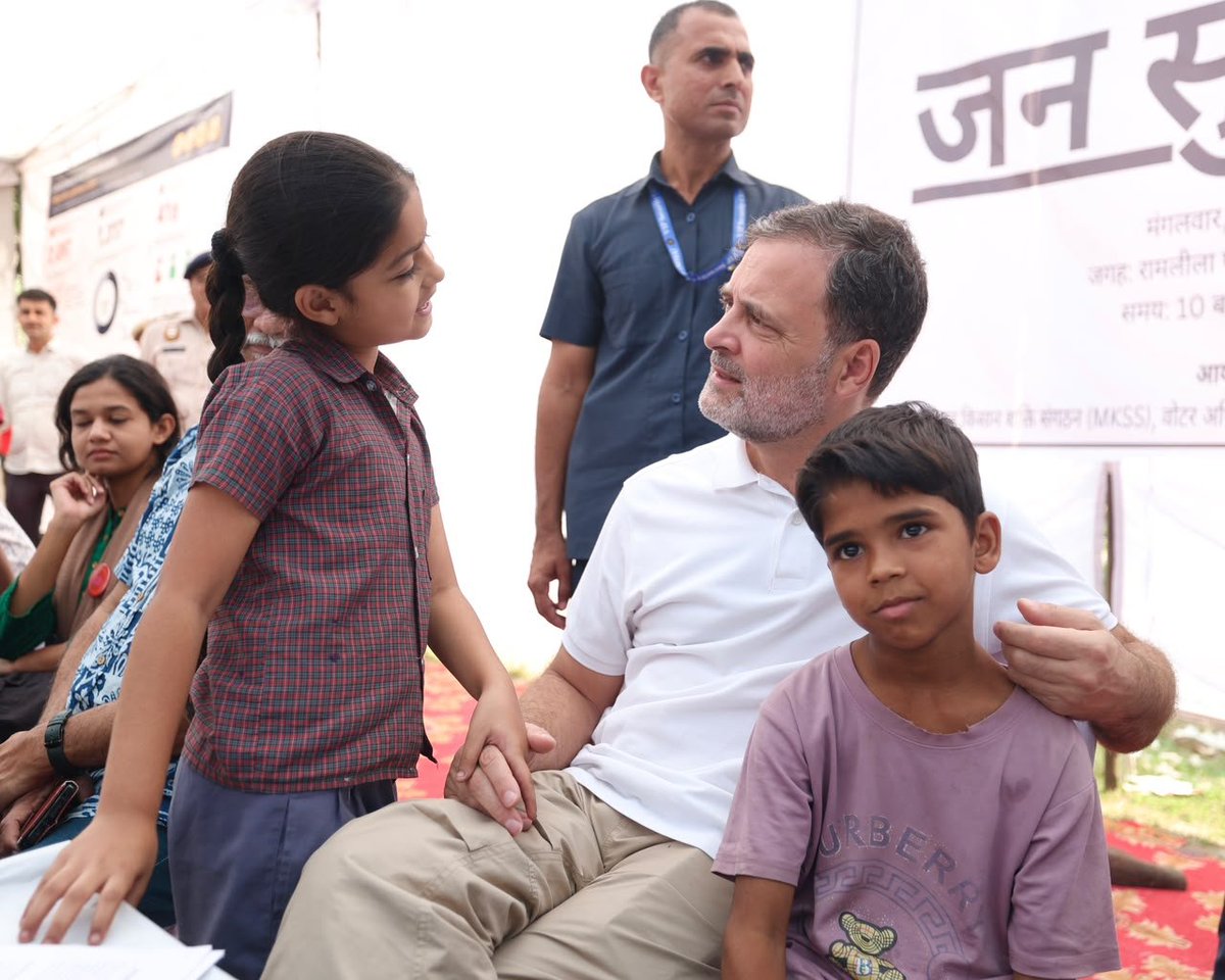 INCDelhi's tweet photo. नेता प्रतिपक्ष श्री @RahulGandhi ने आज दिल्ली के त्रिलोकपुरी में SIR के मुद्दे पर जन सुनवाई कार्यक्रम में भाग लिया। 

त्रिलोकपुरी में महज़ चार बूथ में ही 416 वोट काट दिए गए। राहुल गांधी जी ने उन सभी लोगों से मुलाक़ात की जिनका वोट काट दिया गया, जिनका सबसे मूल अधिकार छीन लिया गया। 

जब तक ज्ञानेश कुमार का इस्तीफ़ा नहीं हो जाता, जब तक सबका अधिकार वापस नहीं मिल जाता, हमारा संघर्ष जारी रहेगा।
