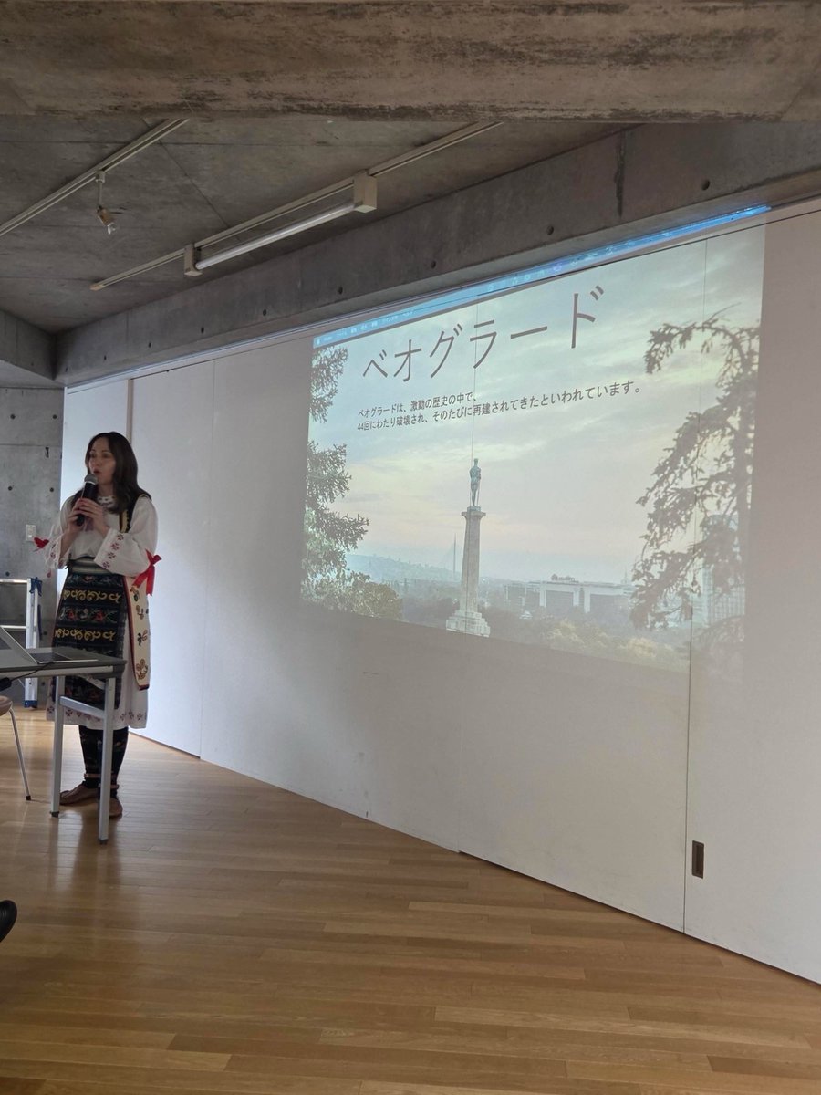 SRBinJapan's tweet photo. 日本セルビア協会主催、駐日セルビア大使館後援で開催された「セルビアフェア2026」は、大盛況に終わりました！🎉🇷🇸🇯🇵

前回を上回る600人以上のお客様にご来場いただき、伝統舞踊 #コロ のワークショップ💃や民族音楽の生演奏🎶から、セルビア　#ワイン🍷やチェヴァプチチ🍖などのセルビアの味覚、コーヒー占い☕🔮やキリル文字体験📜といったセルビア文化を存分に楽しんでいただきました。

駐日セルビア大使館ブースにも多くの方にお立ち寄りいただき、#セルビア の魅力を直接お伝えできたことを大変嬉しく思います✨ ありがとうございました！🤝