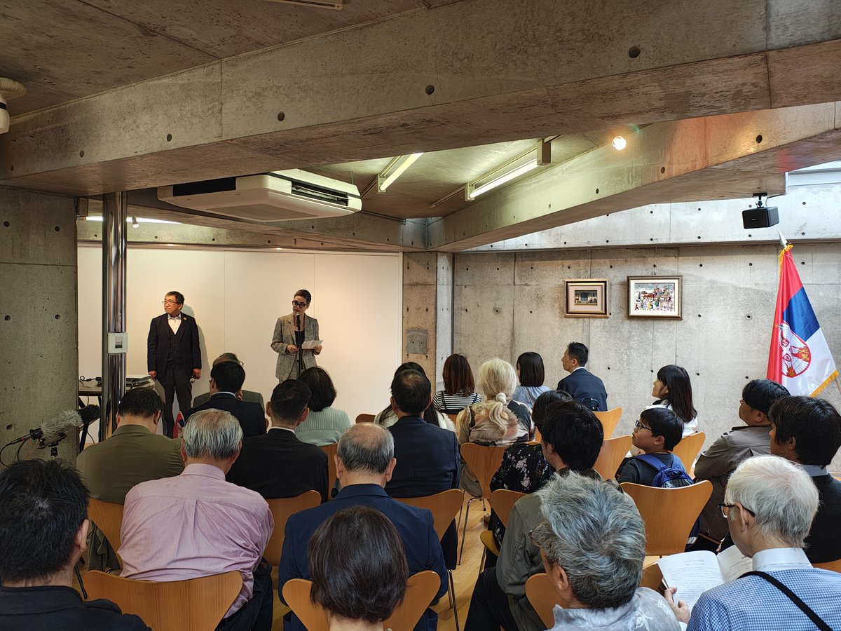 SRBinJapan's tweet photo. 日本セルビア協会主催、駐日セルビア大使館後援で開催された「セルビアフェア2026」は、大盛況に終わりました！🎉🇷🇸🇯🇵

前回を上回る600人以上のお客様にご来場いただき、伝統舞踊 #コロ のワークショップ💃や民族音楽の生演奏🎶から、セルビア　#ワイン🍷やチェヴァプチチ🍖などのセルビアの味覚、コーヒー占い☕🔮やキリル文字体験📜といったセルビア文化を存分に楽しんでいただきました。

駐日セルビア大使館ブースにも多くの方にお立ち寄りいただき、#セルビア の魅力を直接お伝えできたことを大変嬉しく思います✨ ありがとうございました！🤝