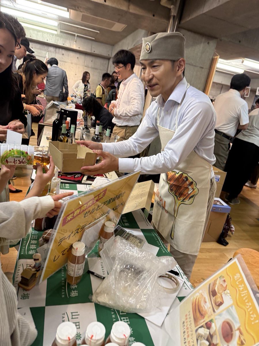 SRBinJapan's tweet photo. 日本セルビア協会主催、駐日セルビア大使館後援で開催された「セルビアフェア2026」は、大盛況に終わりました！🎉🇷🇸🇯🇵

前回を上回る600人以上のお客様にご来場いただき、伝統舞踊 #コロ のワークショップ💃や民族音楽の生演奏🎶から、セルビア　#ワイン🍷やチェヴァプチチ🍖などのセルビアの味覚、コーヒー占い☕🔮やキリル文字体験📜といったセルビア文化を存分に楽しんでいただきました。

駐日セルビア大使館ブースにも多くの方にお立ち寄りいただき、#セルビア の魅力を直接お伝えできたことを大変嬉しく思います✨ ありがとうございました！🤝