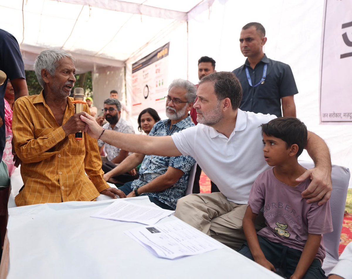 INCDelhi's tweet photo. नेता प्रतिपक्ष श्री @RahulGandhi ने आज दिल्ली के त्रिलोकपुरी में SIR के मुद्दे पर जन सुनवाई कार्यक्रम में भाग लिया। 

त्रिलोकपुरी में महज़ चार बूथ में ही 416 वोट काट दिए गए। राहुल गांधी जी ने उन सभी लोगों से मुलाक़ात की जिनका वोट काट दिया गया, जिनका सबसे मूल अधिकार छीन लिया गया। 

जब तक ज्ञानेश कुमार का इस्तीफ़ा नहीं हो जाता, जब तक सबका अधिकार वापस नहीं मिल जाता, हमारा संघर्ष जारी रहेगा।