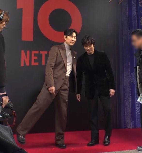 3sadvirgins's tweet photo. jj hitting a ballet pose and bh waddling i love whatever’s wrong with them im cracking tf up https://t.co/d3AahwqHAn