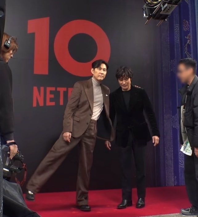 3sadvirgins's tweet photo. jj hitting a ballet pose and bh waddling i love whatever’s wrong with them im cracking tf up https://t.co/d3AahwqHAn