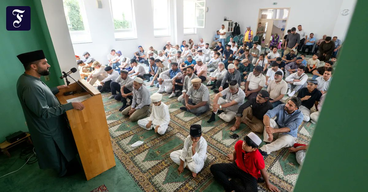 faznet's tweet photo. Abschiebungen sind ein wichtiges Instrument gegen islamistische Gefährder, sagen zwei Berliner Ausstiegsberater. Das Problem lösen sie dennoch nicht: Radikalisierung beginnt häufig mit Einsamkeit und fehlender Zugehörigkeit. https://t.co/XuIsTByfnJ https://t.co/HfEZm91o4M
